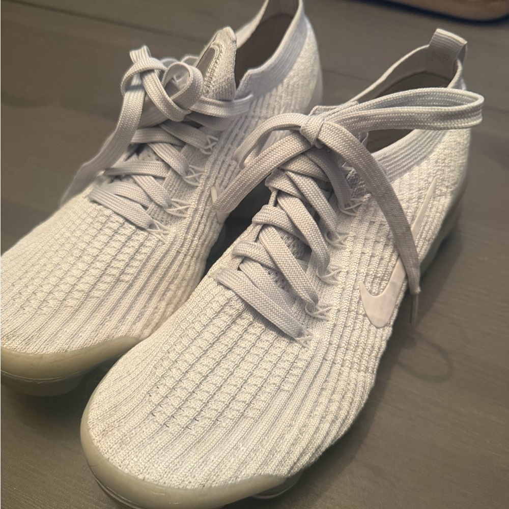 Nike Women’s Light Gray Knit Athletic Sneakers